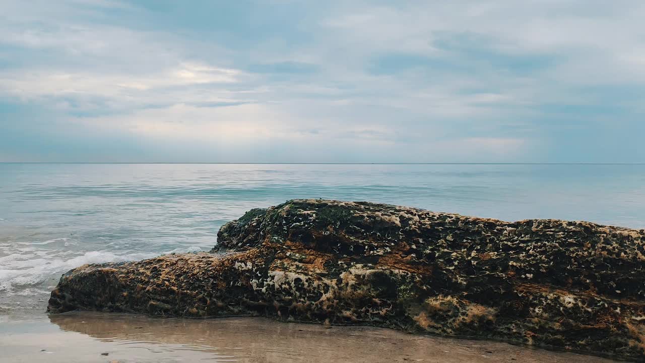 黑海海滩石在前景。夏天的海滩、沙滩和天空的景观。滩海空间区域。单一的计划视频下载