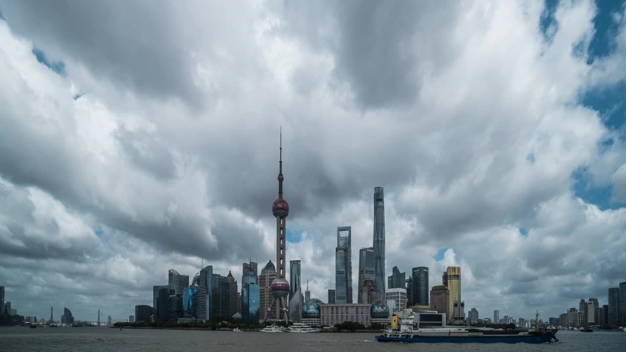 台风季节的上海天际线视频素材