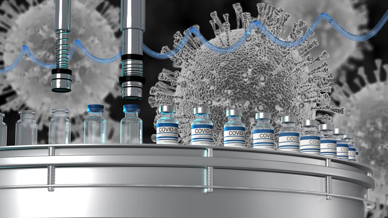 SARS-COV-2 COVID-19大规模生产冠状病毒疫苗，一台机器将疫苗倒出，将瓶盖密封到沿着研究实验室的制药传送带移动的安瓿中视频素材