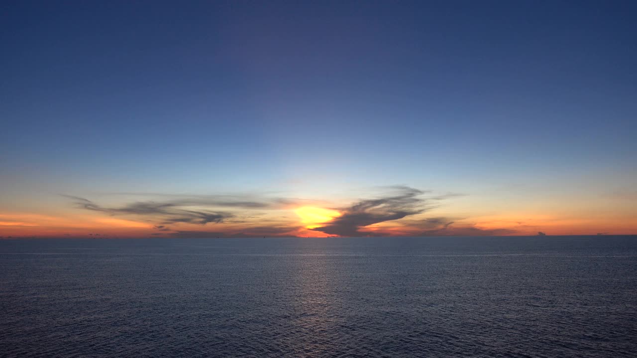 美丽的海上日落或日出在离岸，令人惊叹的色彩，光线透过云景照耀视频素材