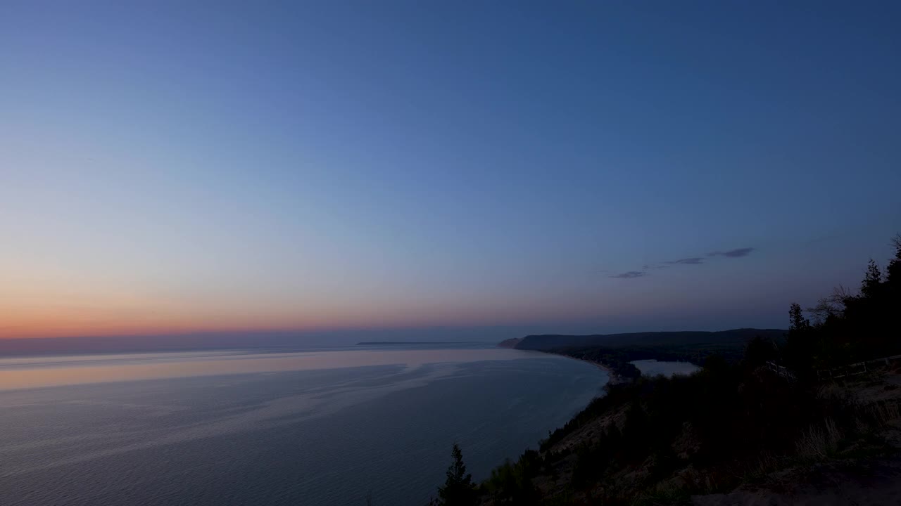 落日在密歇根湖地平线上的平移镜头视频素材