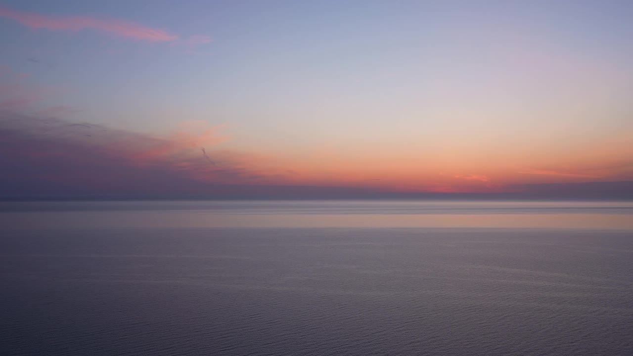 密歇根湖地平线上的橙色天空视频素材