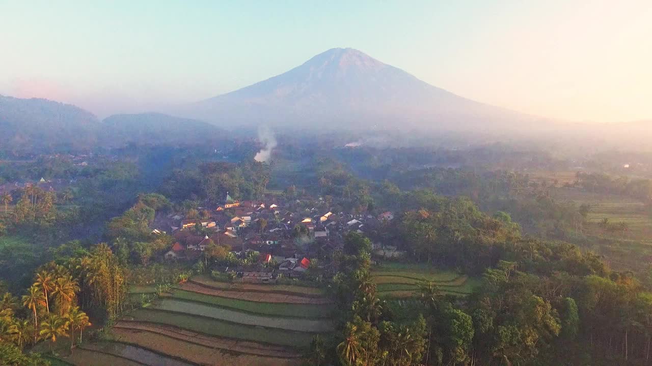 空中拍摄的印尼乡村景观与萨姆宾山在早晨视频素材