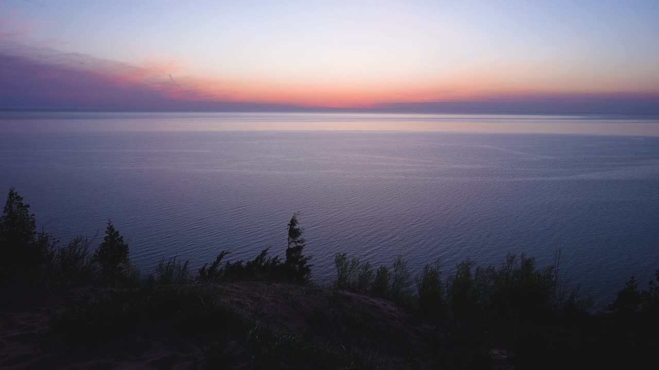 密歇根湖地平线上的橙色天空视频素材