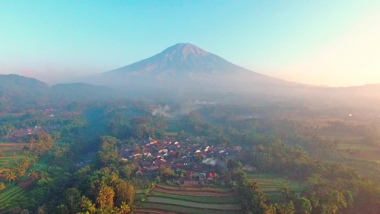 空中拍摄的印尼乡村景观与萨姆宾山在早晨视频素材