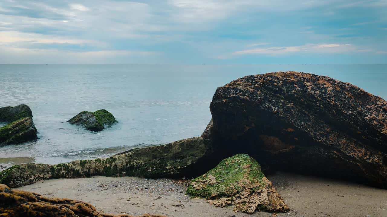 黑海海滩石在前景。夏天的海滩、沙滩和天空的景观。滩海空间区域。视频下载