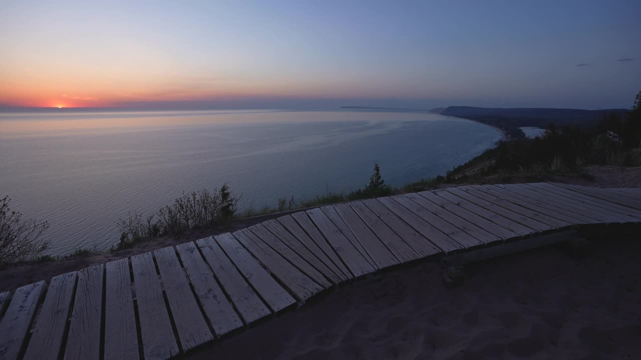 夕阳在地平线上的密歇根湖和人行道视频素材