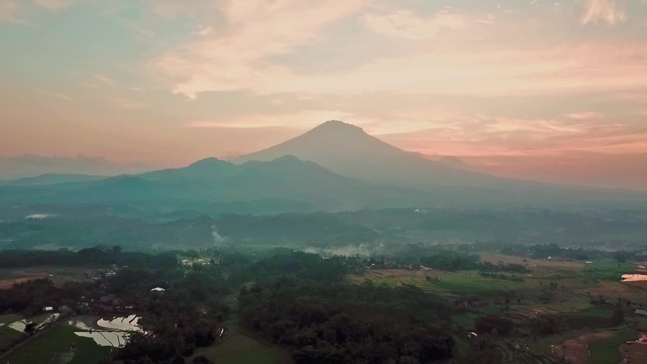 空中拍摄的美丽日落与山视频素材