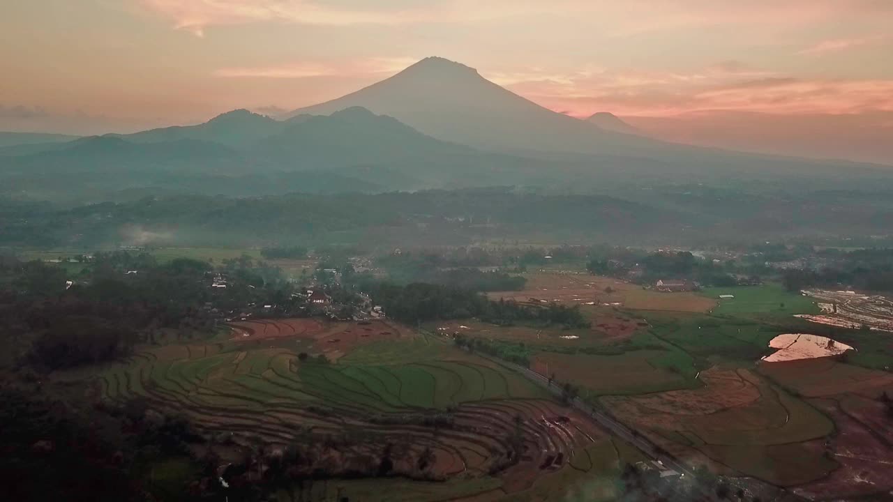 空中拍摄的美丽日落与山视频素材