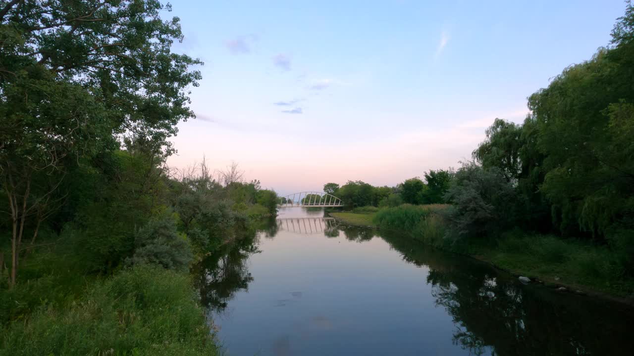 多伦多海滨与Mimico Creek人行桥视频素材