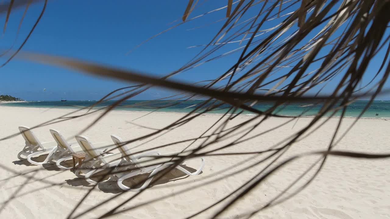 椅子在空的海滩在加勒比海视频素材