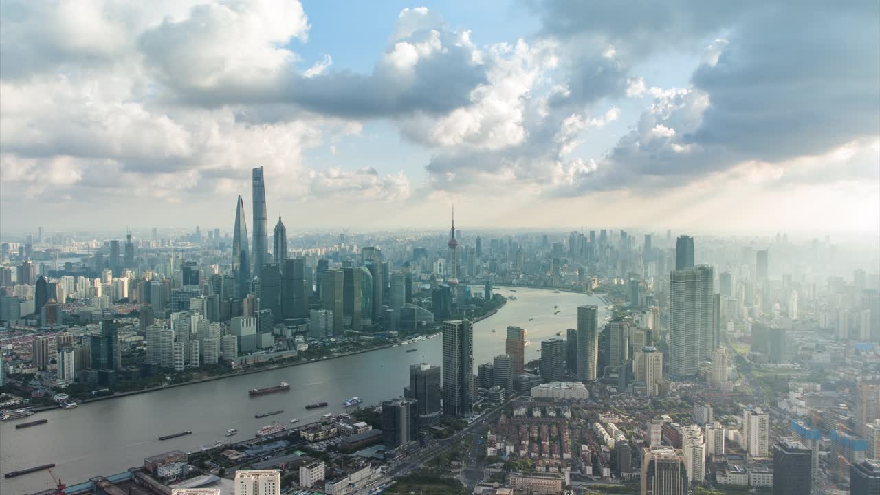 无人机拍摄:4K天空下上海天际线鸟瞰图视频购买