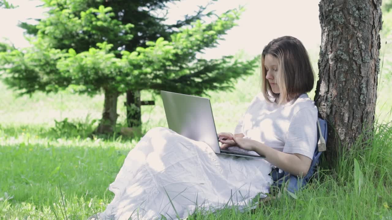 漂亮的少女正在学习。漂亮的女性自由职业者在电脑工作在远程在线视频素材