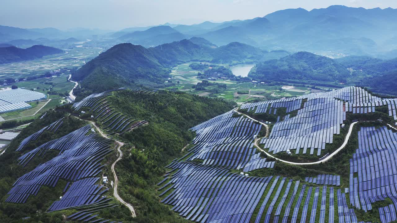 山上太阳能发电站的鸟瞰图视频素材