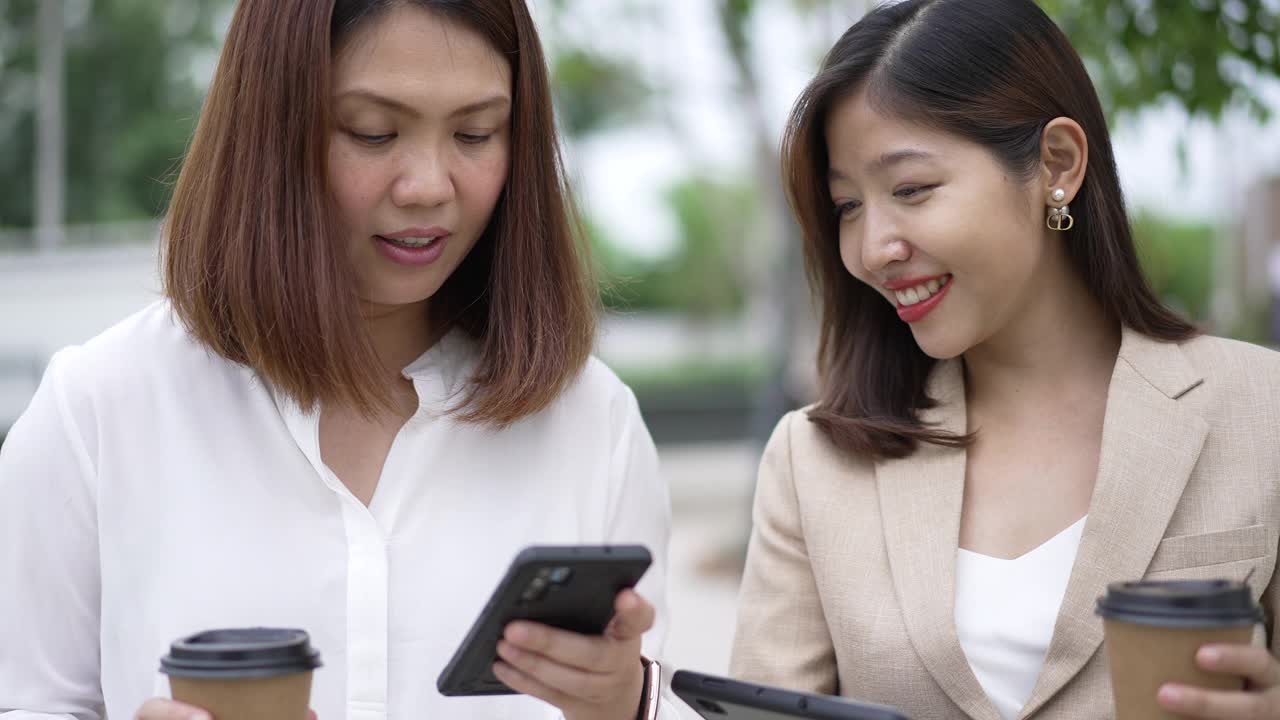 两个女商人在户外的公园里谈天说地视频素材