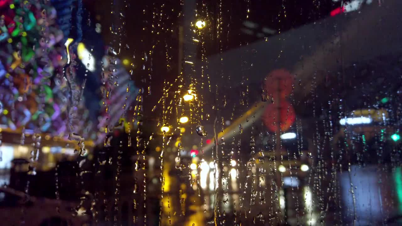 雨夜，城市交通堵塞视频素材