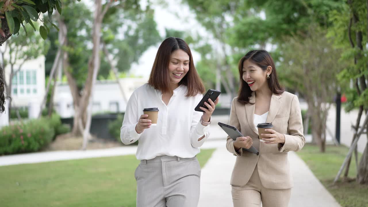 两个女商人在户外的公园里谈天说地视频素材