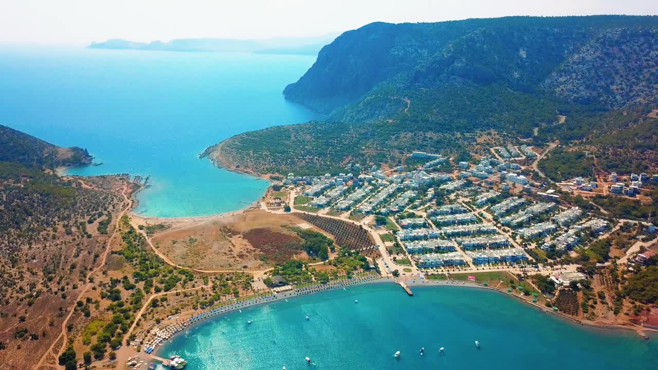 Tisan海岸线和岛屿部分与蓝色地中海无人机从Mersin，土耳其视频素材