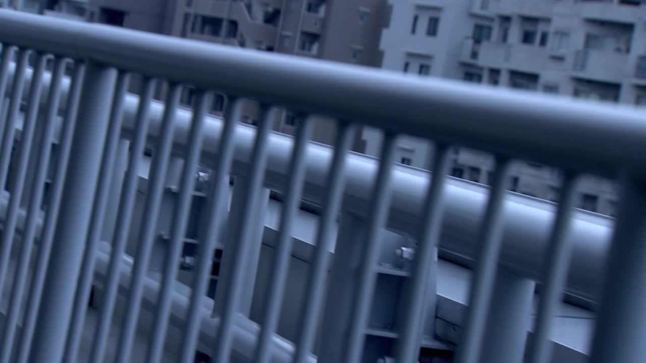 POV, Looking Rooftop Fence To cloudy Sky，东京，日本视频素材