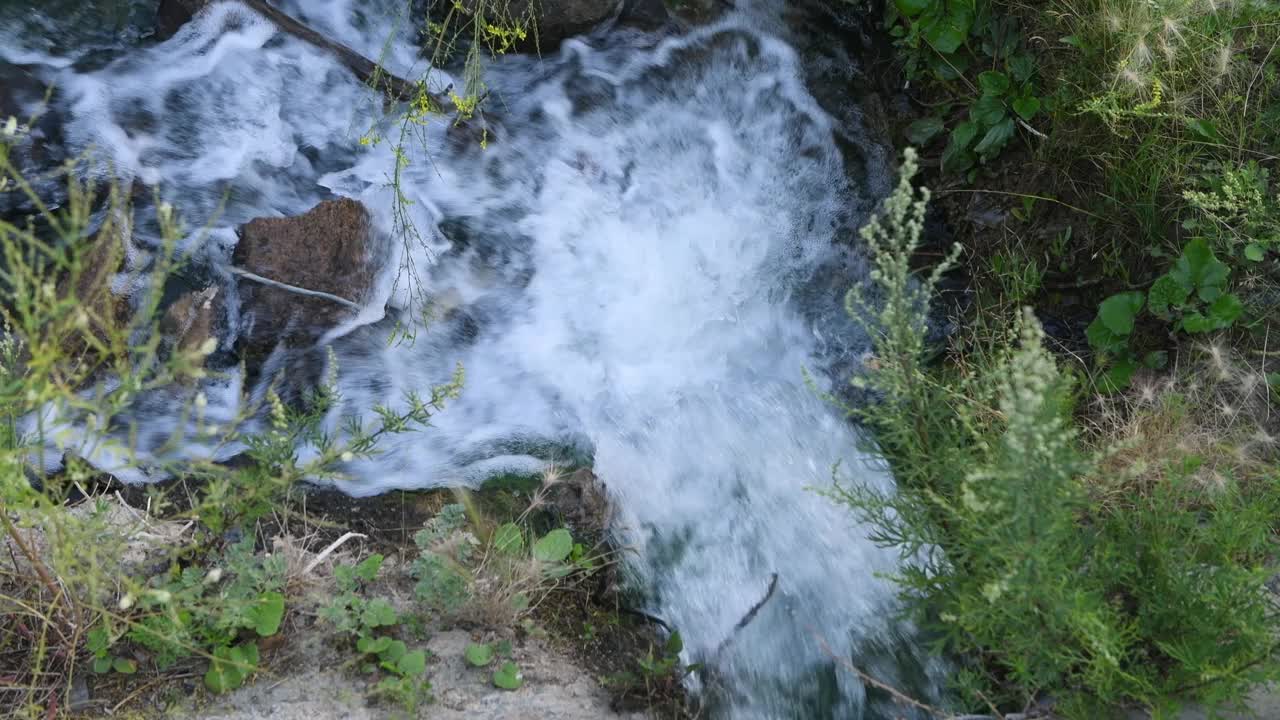 从管道中流出的水流，俯视图。污水污染视频素材