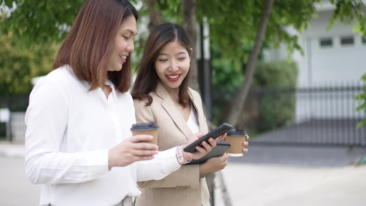 两个女商人在户外的公园里谈天说地视频素材