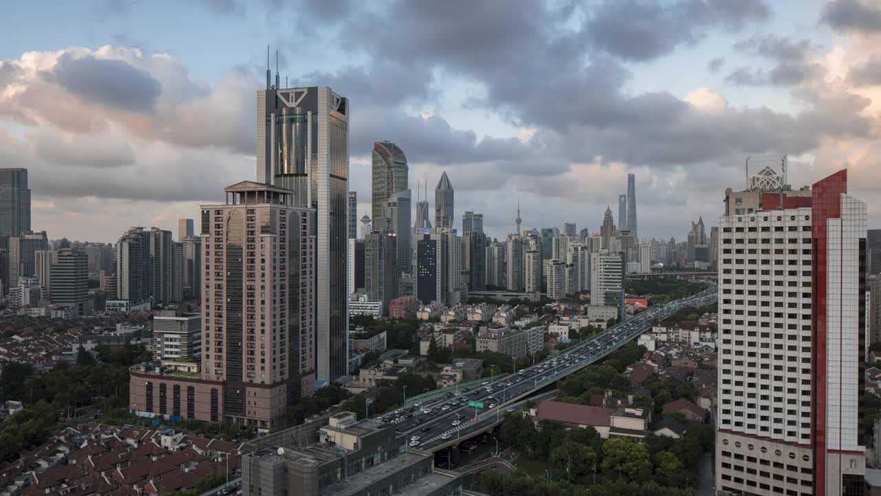 上海高速公路交通与市区的时间差。视频素材