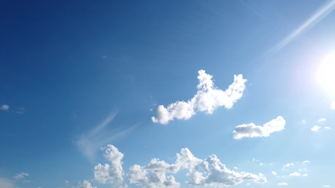 蓝色的天空和移动的云时间流逝。夏天cloudscape视频素材