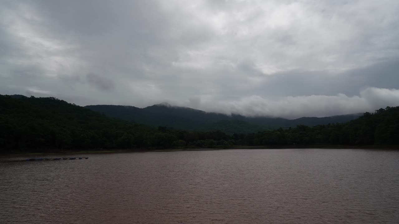 雨季湖泊景观，云水置换视频素材