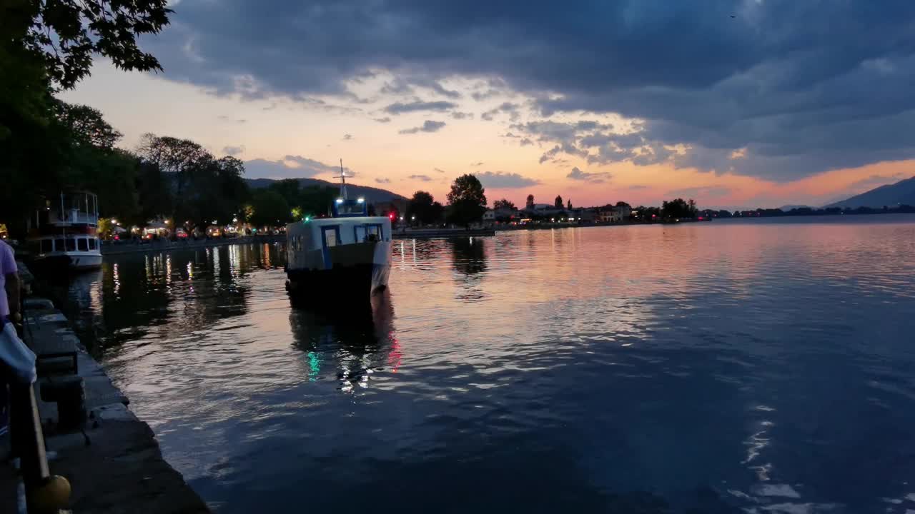 夏夜，希腊约阿尼纳市的船只起航视频素材