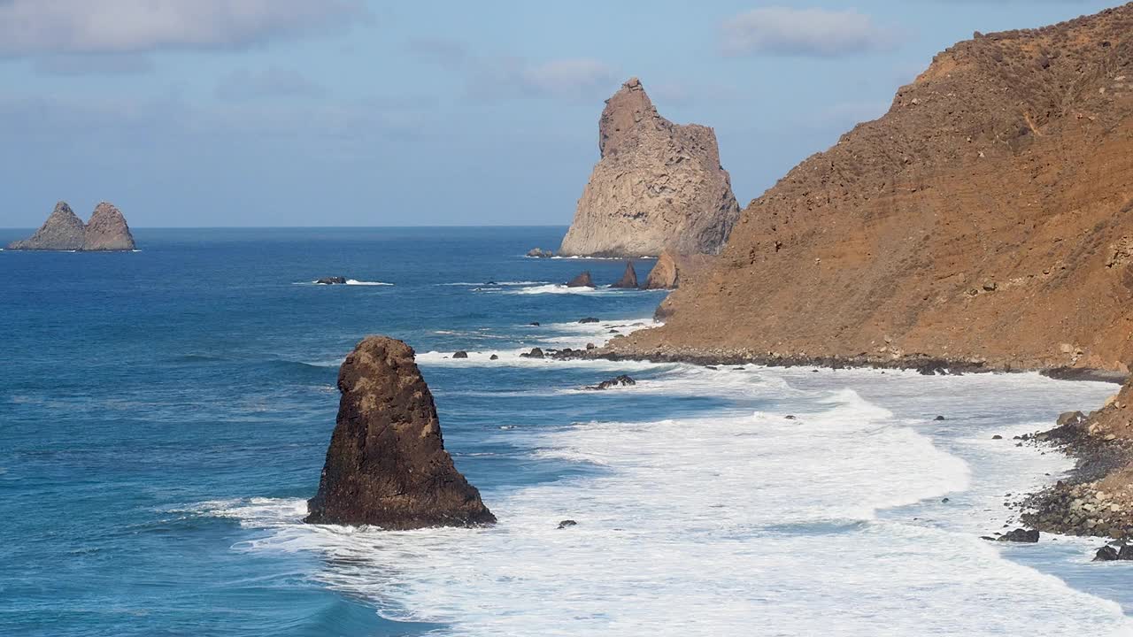 大浪冲击着特内里费岛海岸。Benijo海滩的高架景观。视频素材