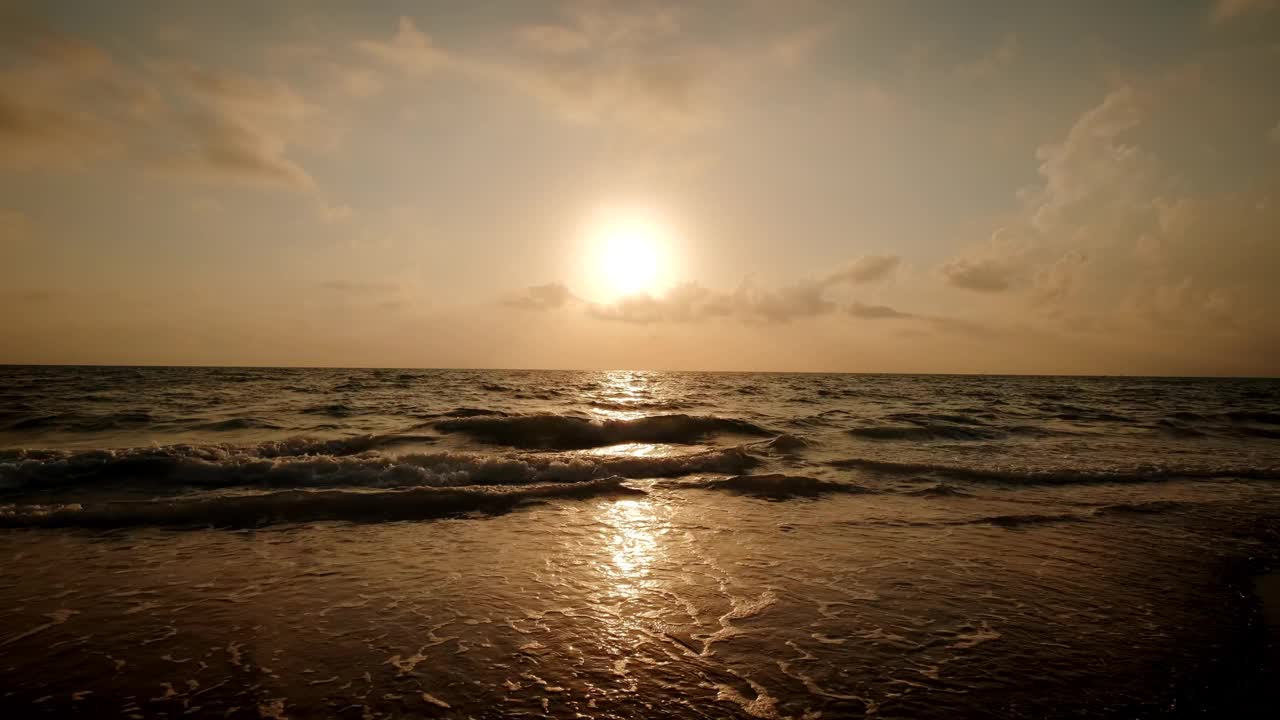 金海日出的超宽镜头。燃烧的天空和闪耀的金色波浪的慢动作。视频素材