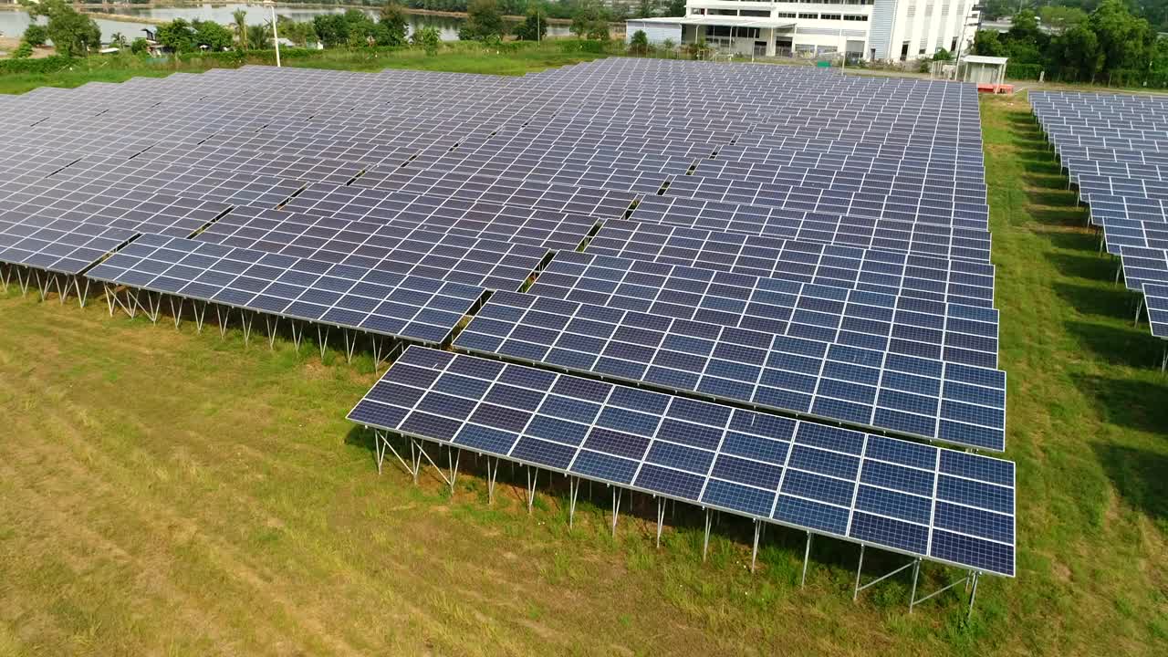 鸟瞰图太阳能电池板农场与阳光视频素材