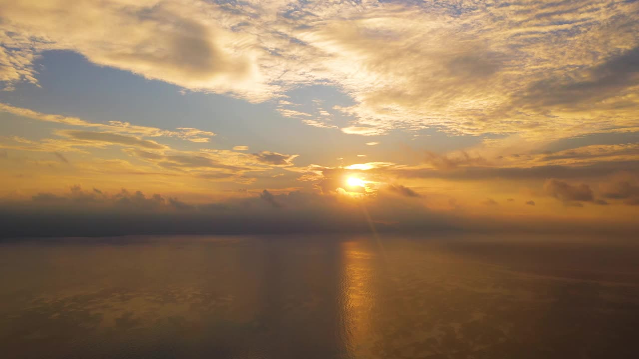 海上美丽的黎明。日出视频素材