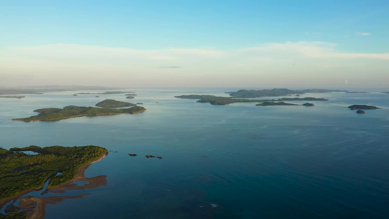 清晨鸟瞰岛屿海景视频素材