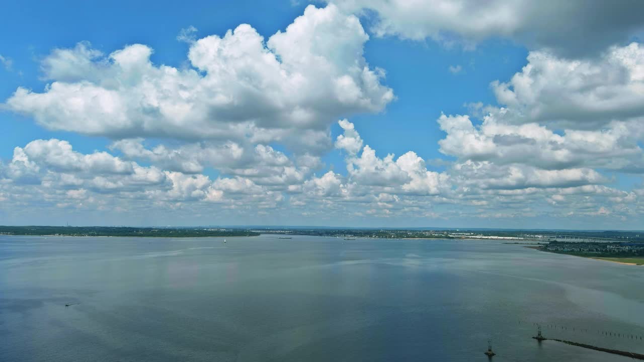 俯瞰阳光灿烂的海滩海湾，碧波荡漾，海岸碧水荡漾视频素材