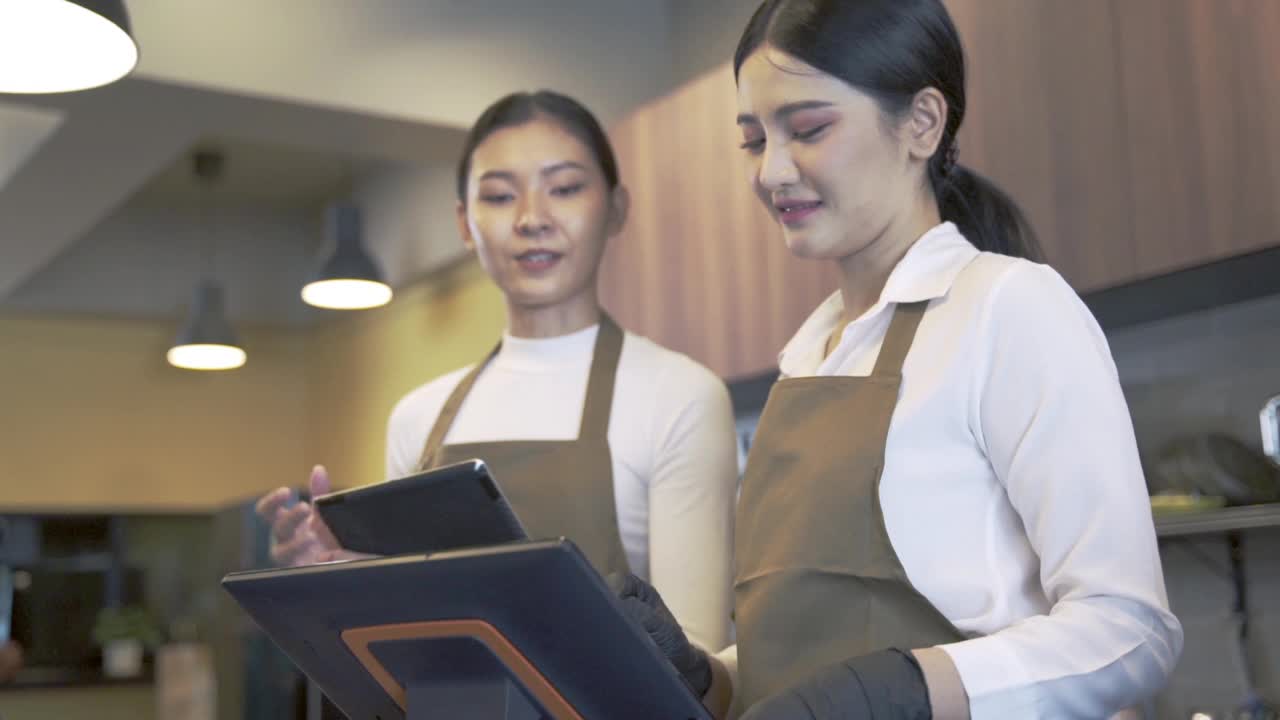 咖啡店老板一起工作平板电脑在柜台视频素材