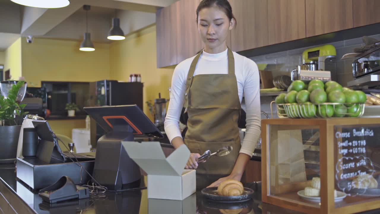 亚洲女服务员准备订单的汽车通过和带走客户视频素材