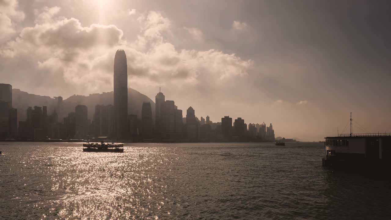 令人印象深刻的香港中环天际线时间流逝-从白天到夜晚的过渡视频素材