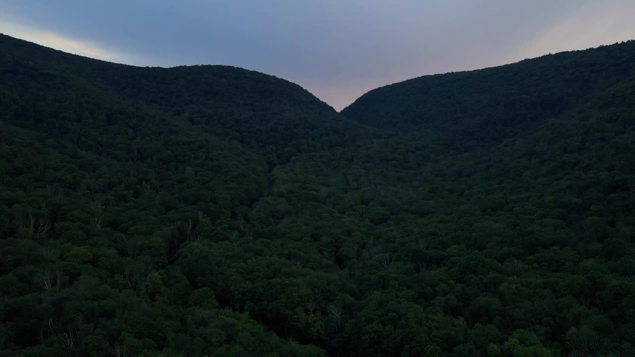 无人机拍摄的阿巴拉契亚山脉夏夜的视频。这是纽约哈德逊山谷的卡茨基尔山的一个分支视频素材