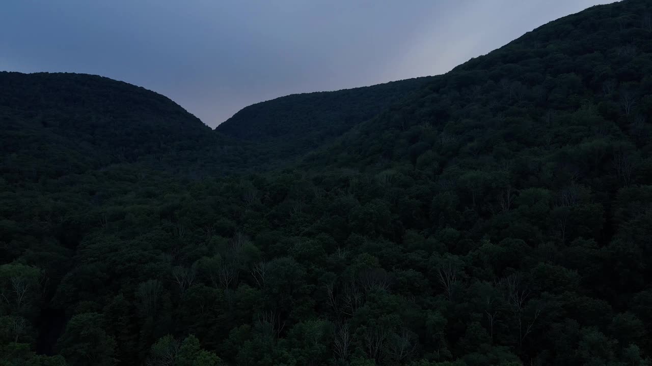 无人机拍摄的阿巴拉契亚山脉夏夜的视频。这是纽约哈德逊山谷的卡茨基尔山的一个分支视频素材