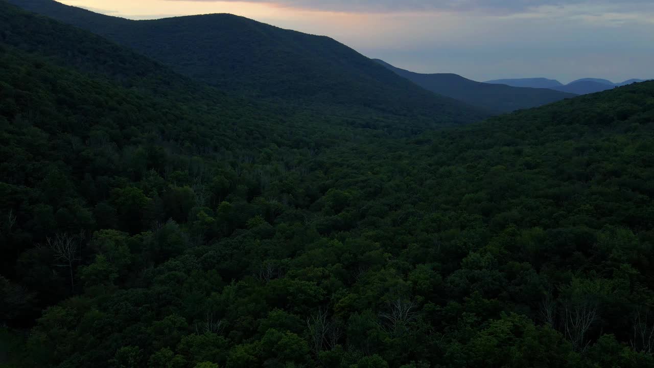 无人机拍摄的阿巴拉契亚山脉夏夜的视频。这是纽约哈德逊山谷的卡茨基尔山的一个分支视频素材