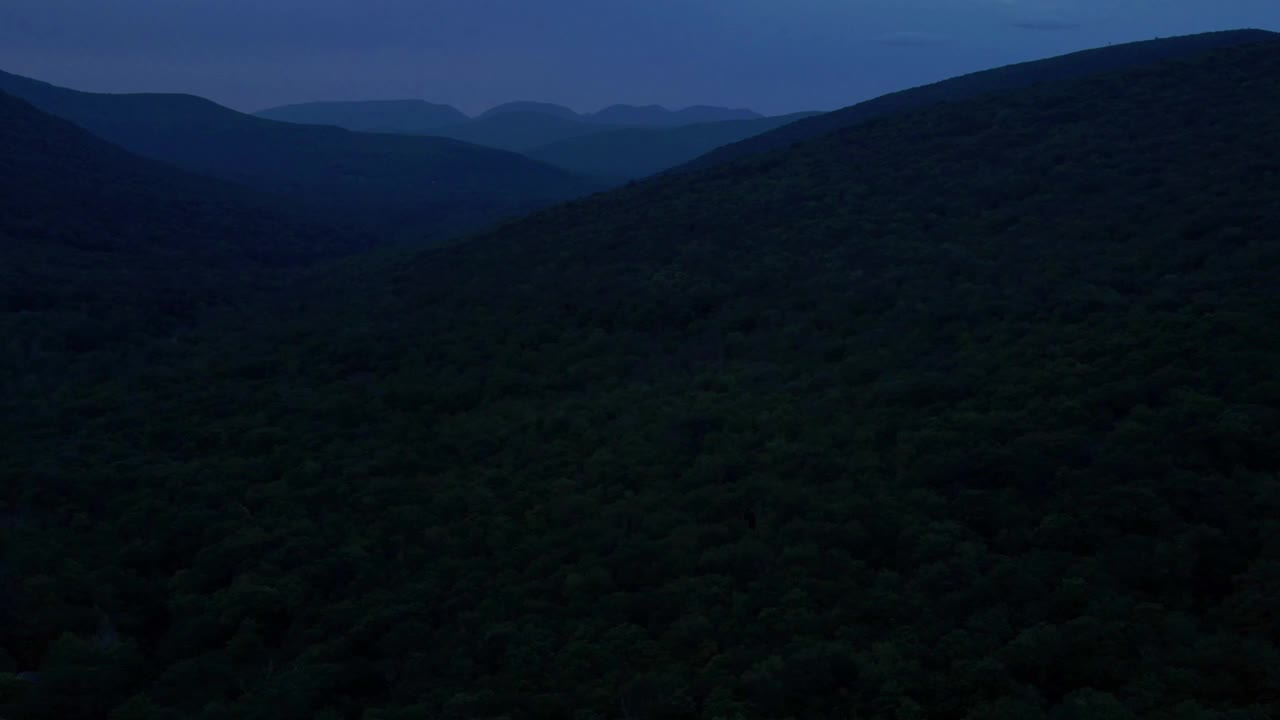 无人机拍摄的阿巴拉契亚山脉夏夜的视频。这是纽约哈德逊山谷的卡茨基尔山的一个分支视频素材