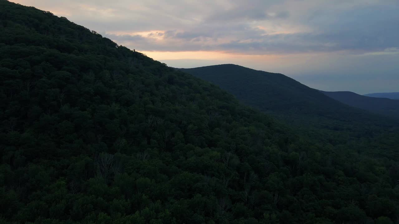 无人机拍摄的阿巴拉契亚山脉夏夜的视频。这是纽约哈德逊山谷的卡茨基尔山的一个分支视频素材