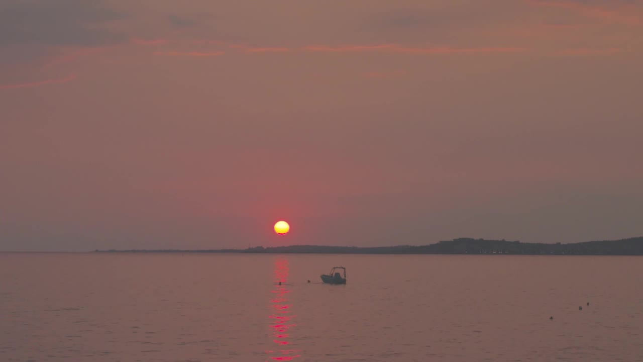 希腊海滩上令人惊叹的日落。地中海。美丽的自然背景。希腊。视频素材