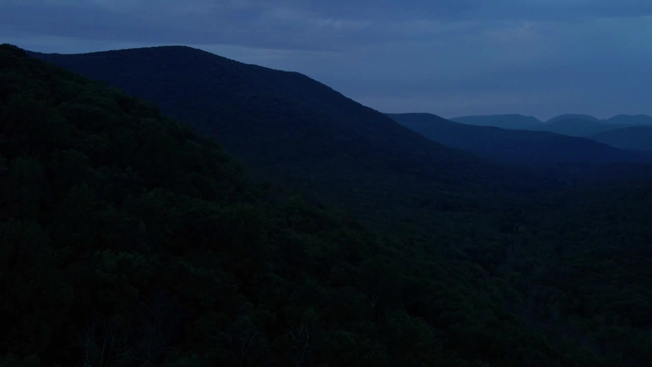 无人机拍摄的阿巴拉契亚山脉夏夜的视频。这是纽约哈德逊山谷的卡茨基尔山的一个分支视频素材