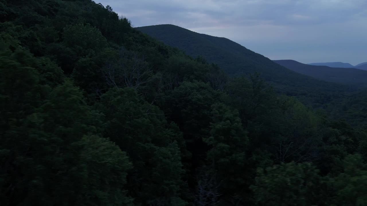 无人机拍摄的阿巴拉契亚山脉夏夜的视频。这是纽约哈德逊山谷的卡茨基尔山的一个分支视频素材