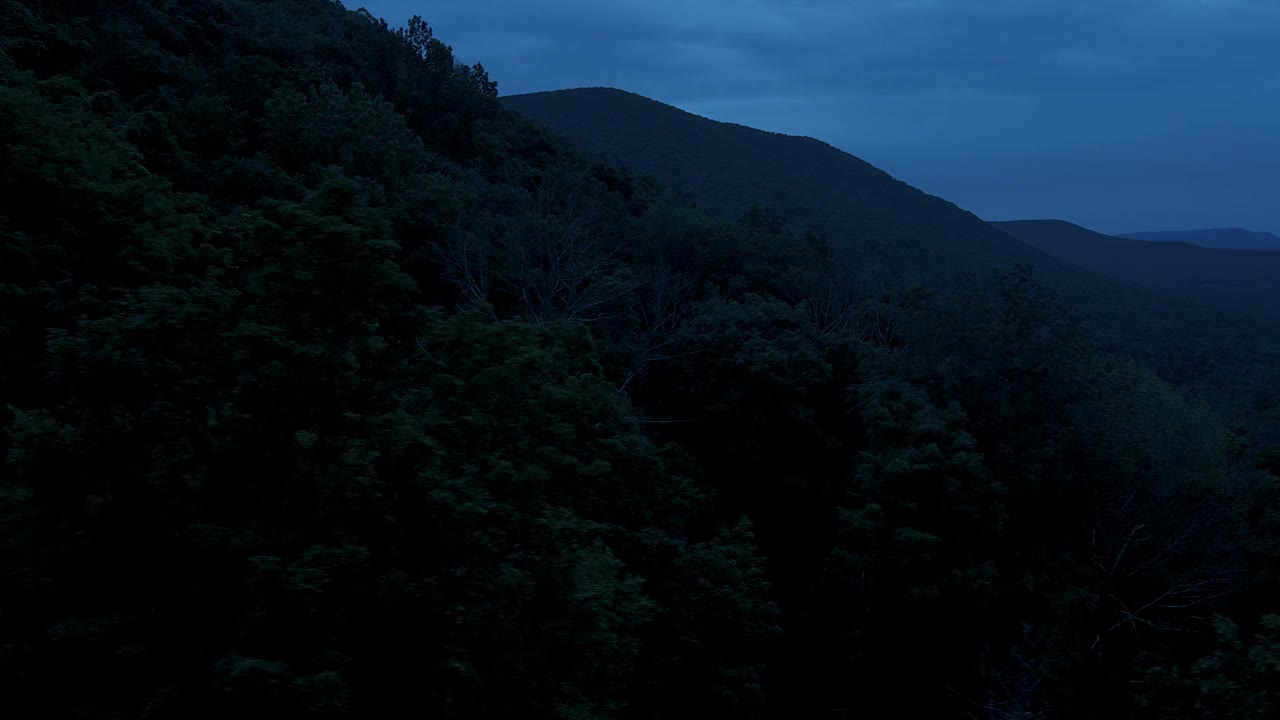 无人机拍摄的阿巴拉契亚山脉夏夜的视频。这是纽约哈德逊山谷的卡茨基尔山的一个分支视频素材