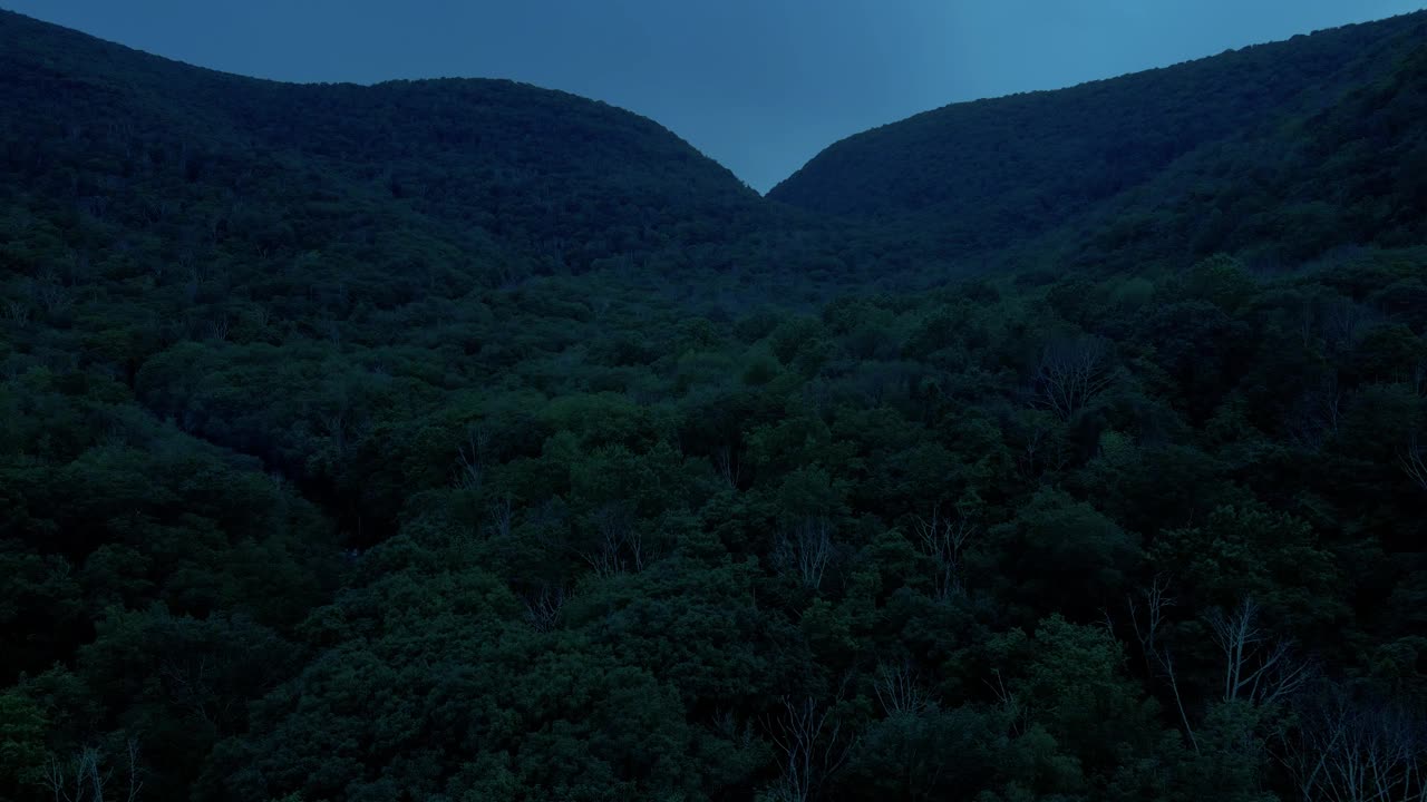 无人机拍摄的阿巴拉契亚山脉夏夜的视频。这是纽约哈德逊山谷的卡茨基尔山的一个分支视频素材