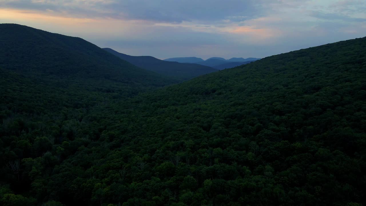 无人机拍摄的阿巴拉契亚山脉夏夜的视频。这是纽约哈德逊山谷的卡茨基尔山的一个分支视频素材