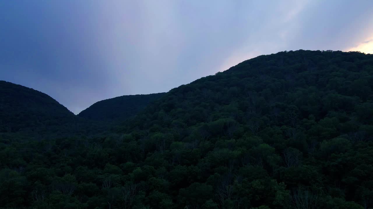 无人机拍摄的阿巴拉契亚山脉夏夜的视频。这是纽约哈德逊山谷的卡茨基尔山的一个分支视频素材